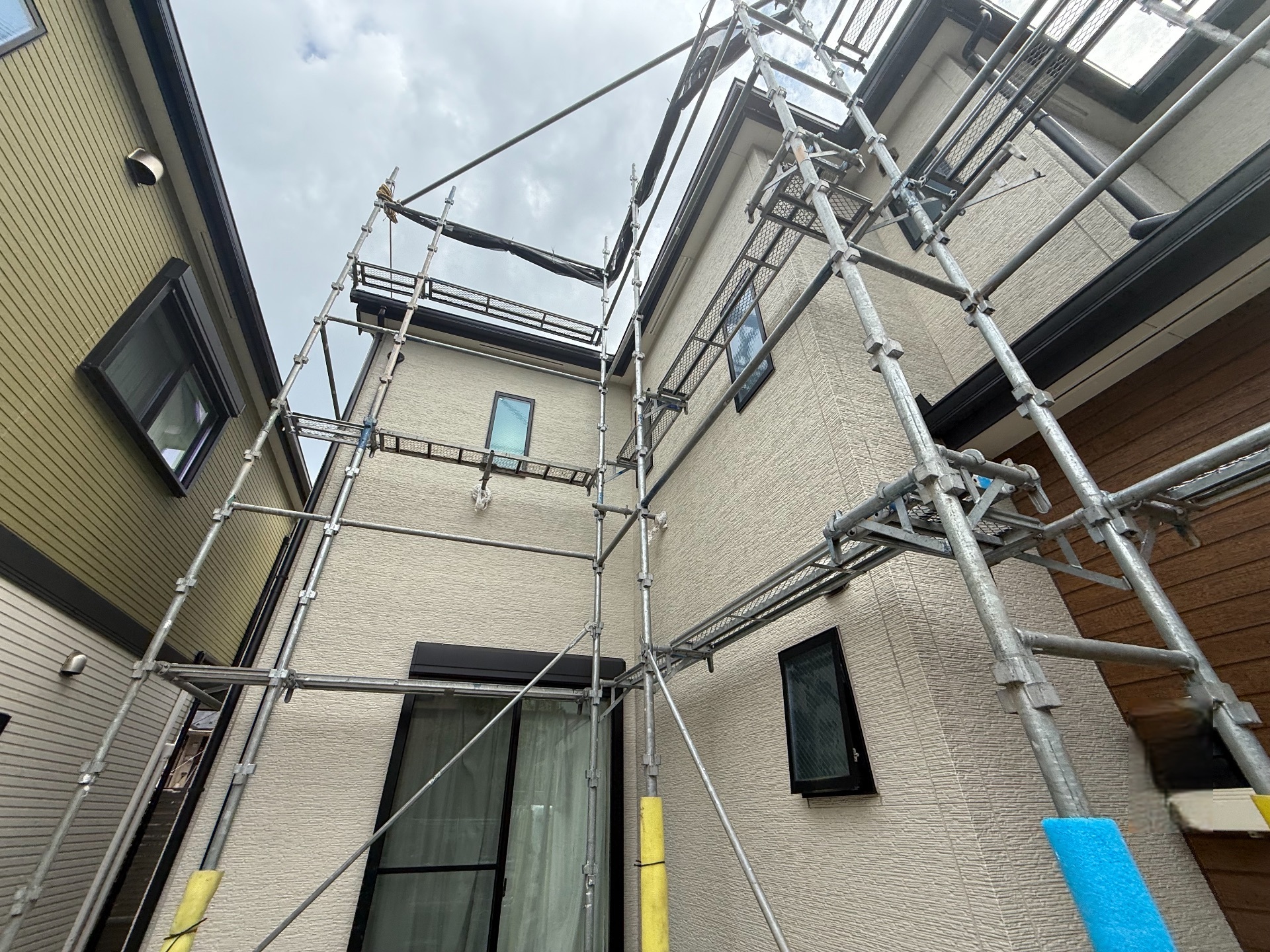 【足場】川崎市高津区新作にて仮設工事